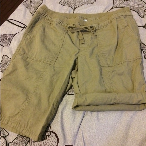 🚫SOLD IN BUNDLE🚫 Pull on khaki shorts