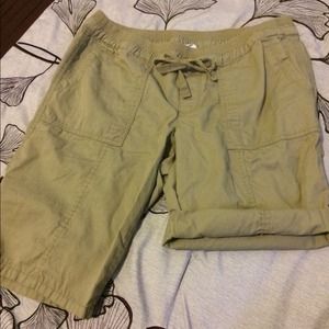 🚫SOLD IN BUNDLE🚫 Pull on khaki shorts