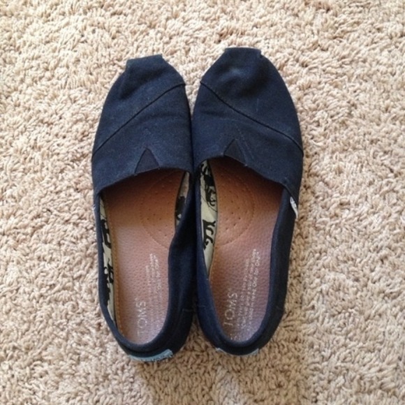 Black toms size 7