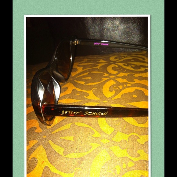 🎉HP 10/14🎉SOLD BUNDLED FOR LISA BJ Sunnies💗 - Picture 3 of 4