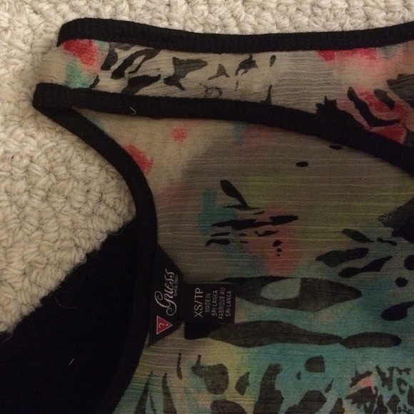 Guess top, gorgeous print! - Picture 3 of 4