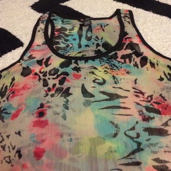 Guess top, gorgeous print! - Picture 4 of 4