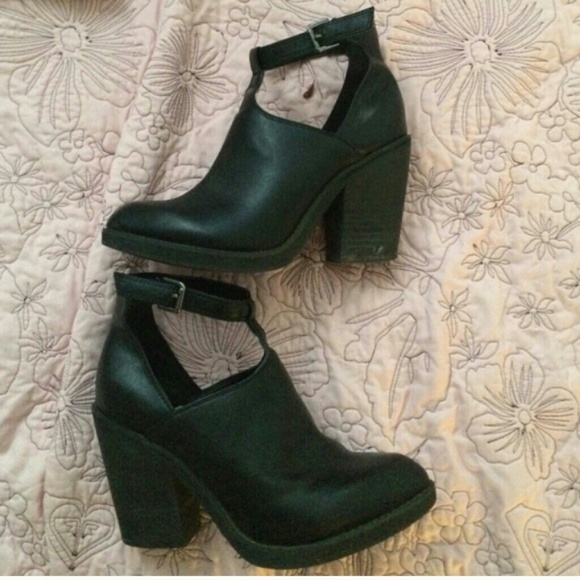 Urban Outfitters Deena and Ozzy booties