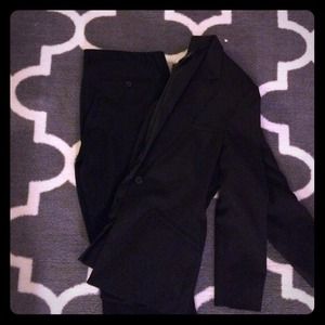 Beautiful Women's business suit in Black.