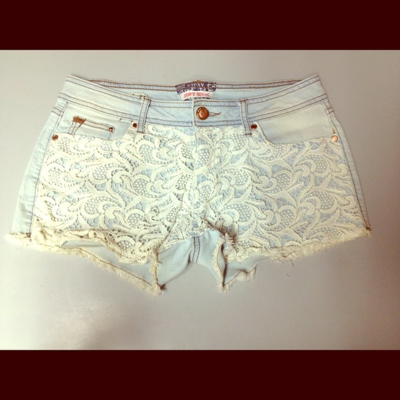 Cute shorts w/lace in front and back pocket