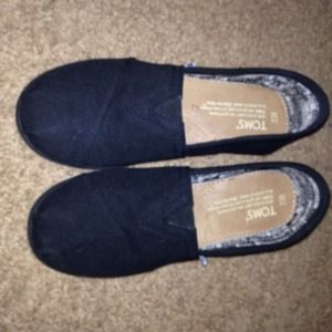 Toms all black