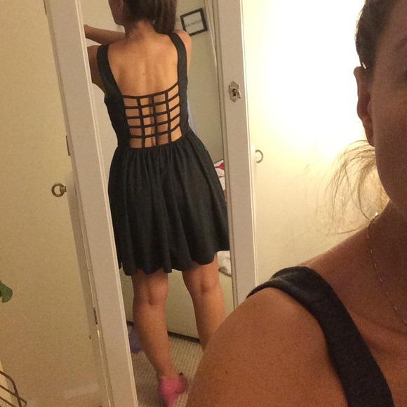 Skater Dress with beautiful backless cut out - Picture 4 of 4