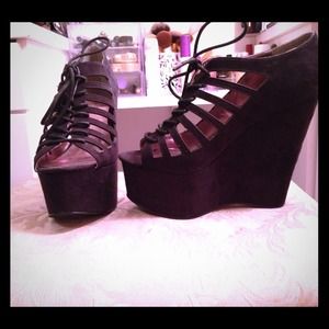 Black wedges