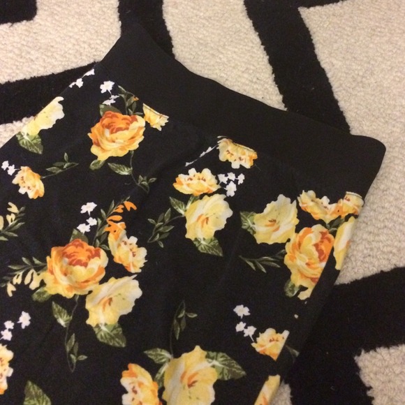 Cute floral stretched skirt - Picture 2 of 4