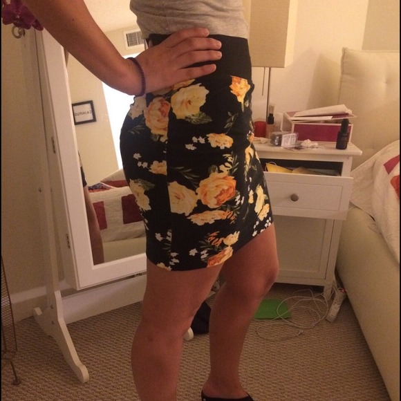 Cute floral stretched skirt - Picture 3 of 4
