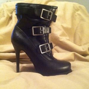 Simply Vera leather boots with buckles