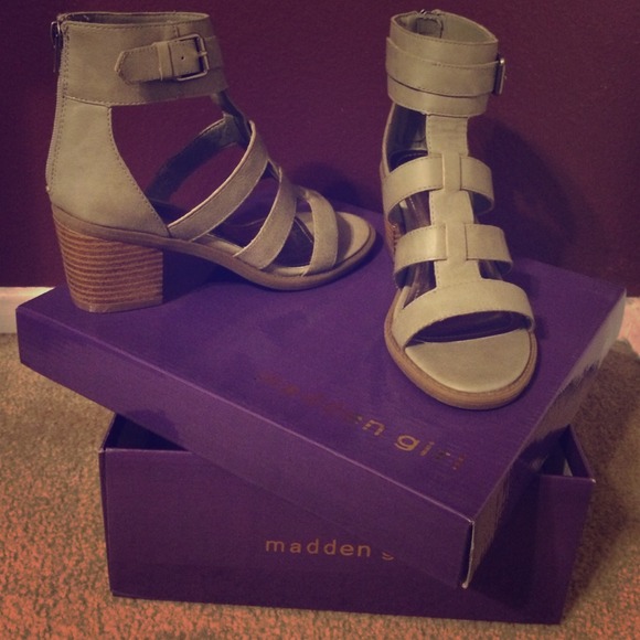 PRICE REDUCED!! Steven Madden size 7