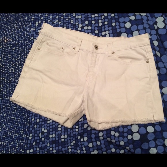 White Levi's shorts