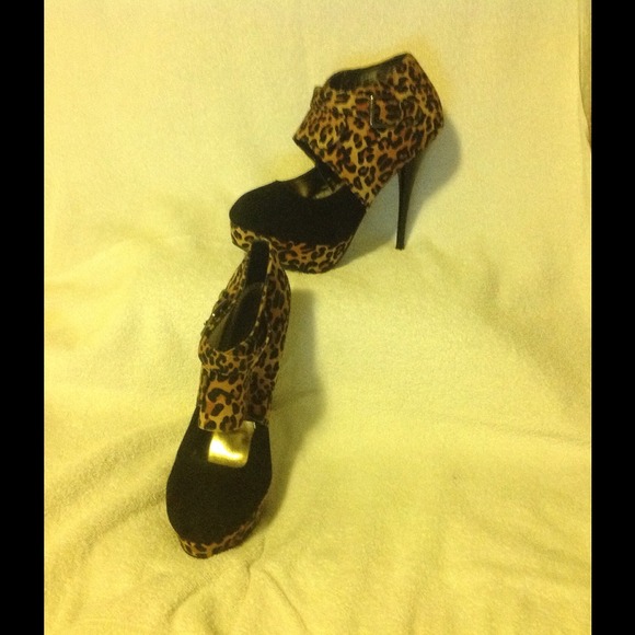 Leopard print heels!! - Picture 2 of 2