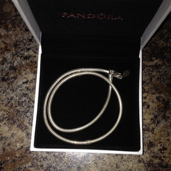 Pandora 15.8 lobster clasp necklace with box