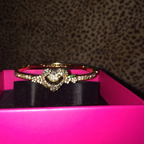 JC PAVE HEART AND FLOWER HINGED BRACELET - Picture 1 of 3