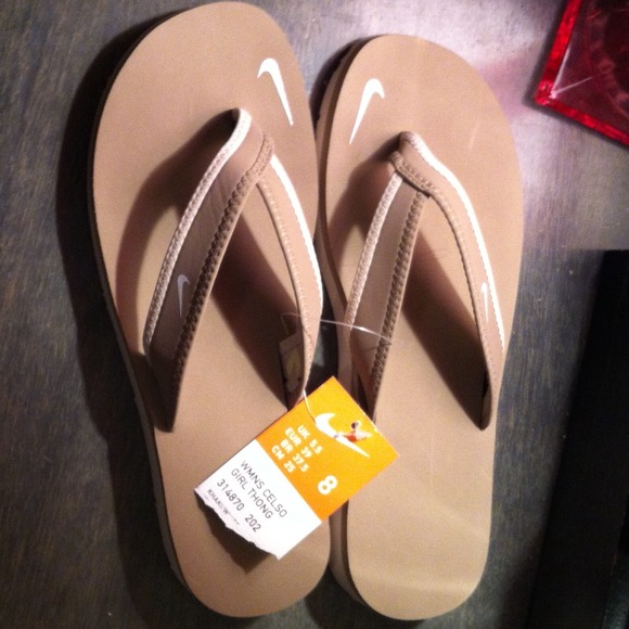 Comfy nike flip flops 😄✔️