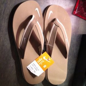 Comfy nike flip flops 😄✔️