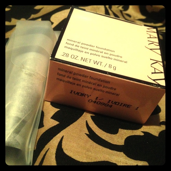 Mary Kay Foundation w/ brush