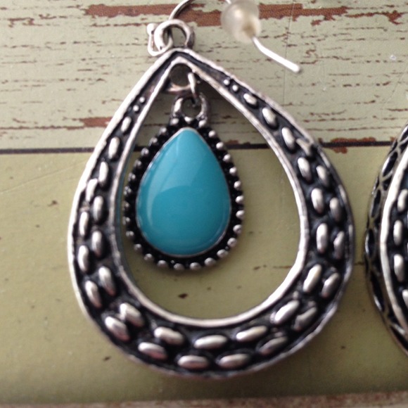 🚫SOLD BUNDLE🚫🎁CYBER MONDAY🎁 teardrop earrings - Picture 2 of 4