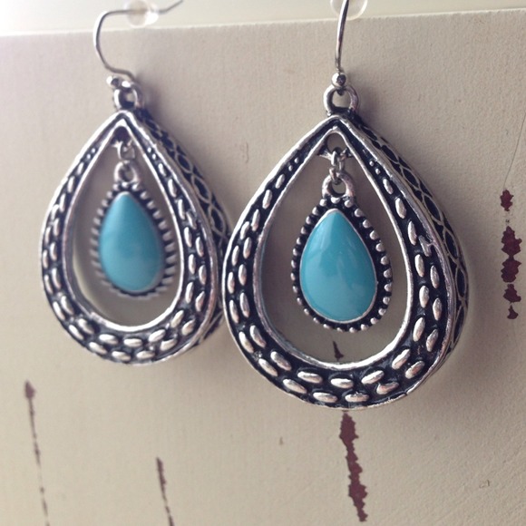 🚫SOLD BUNDLE🚫🎁CYBER MONDAY🎁 teardrop earrings - Picture 3 of 4