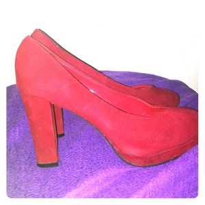 Red velvet pumps w/ 4in heel in good condition!💖
