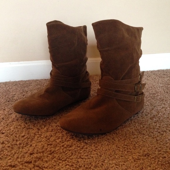 Brown suede boots with buckle!