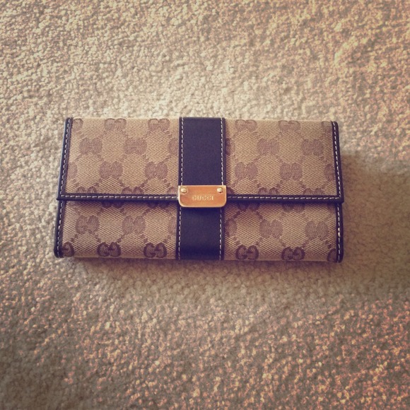 Gucci wallet ON HOLD