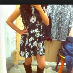 *TRADING* Brandy Melville Floral Pocket Dress
