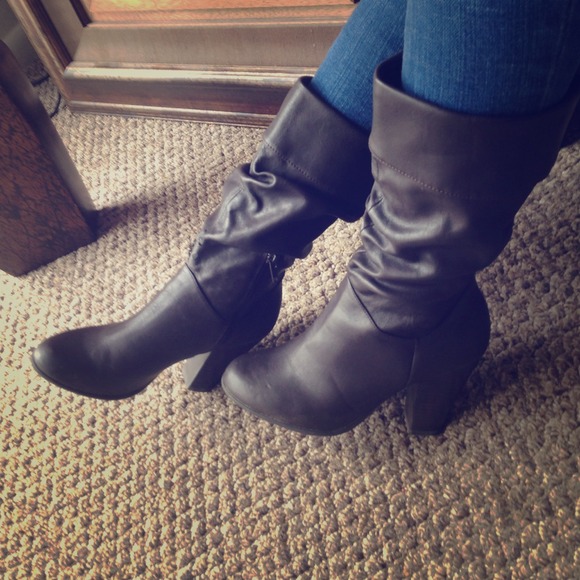 Mid calf boots in brown!