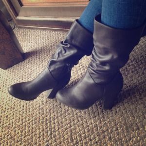 Mid calf boots in brown!