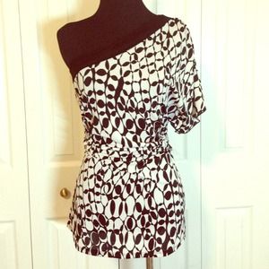 Black & white one-sleeve too