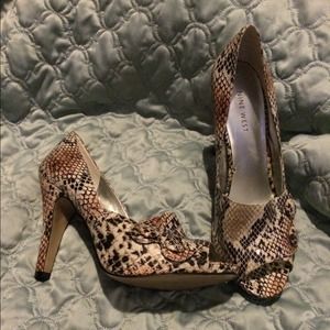 Nine West button python