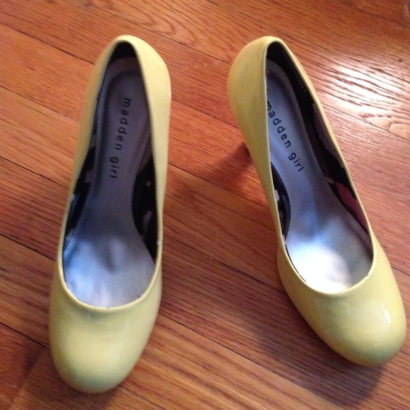 Yellow Steve Madden Girl Pumps Size 8 1/2.