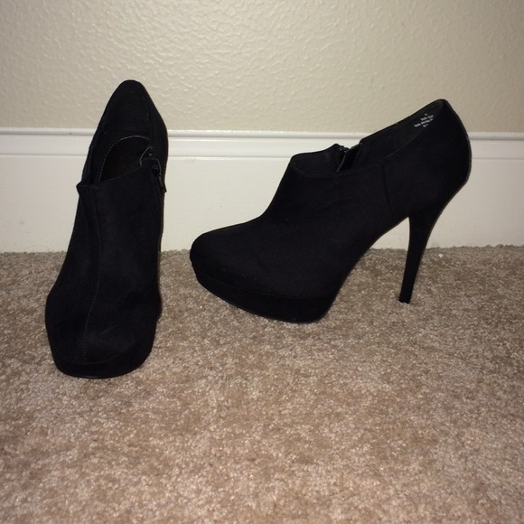 Mossimo black suede booties