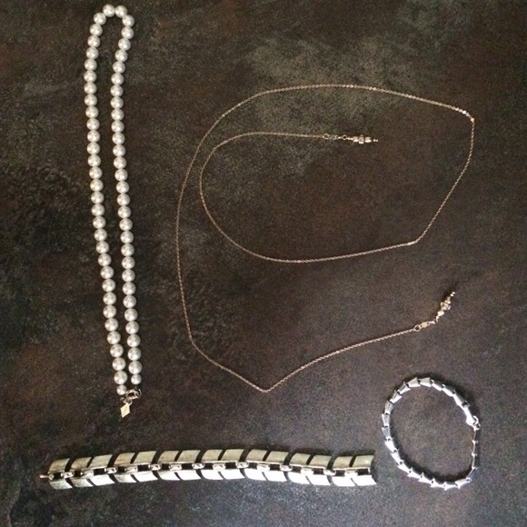 ❤️GONE SOON❤️Sarah Coventry 2 Necklaces & 2 Bracel
