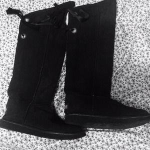 Cute black ugg type boots!