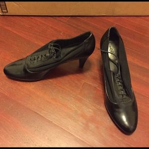 Like new black Oxford pumps