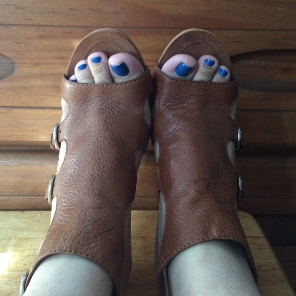 Nine West Gladiator t-strap sandals