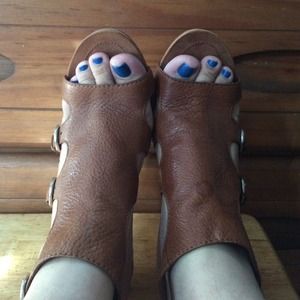 Nine West Gladiator t-strap sandals