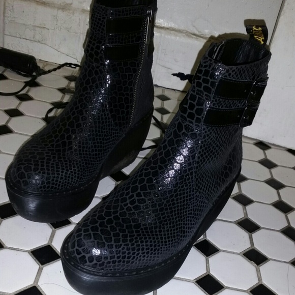 Dr. Martens Caitlin Boot
