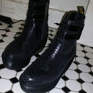 Dr. Martens Caitlin Boot