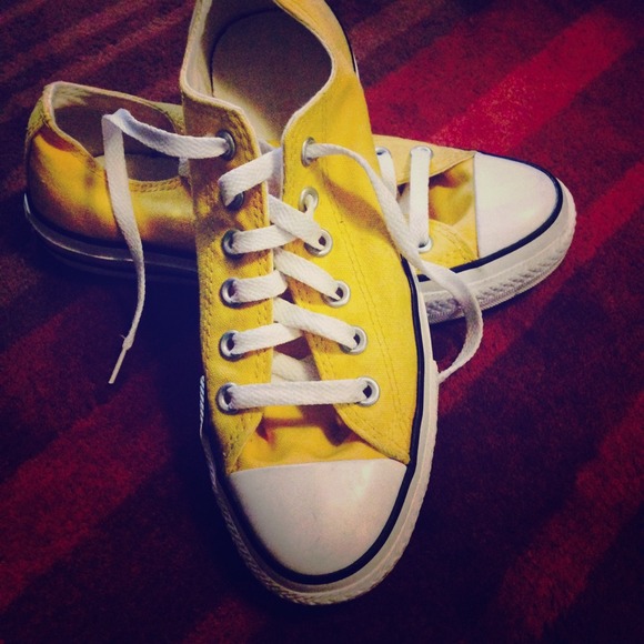Yellow converse size 7