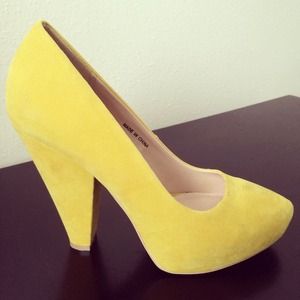🎉HOST PICK!! 🎉 Suede Mustard Colored Heels 🆕