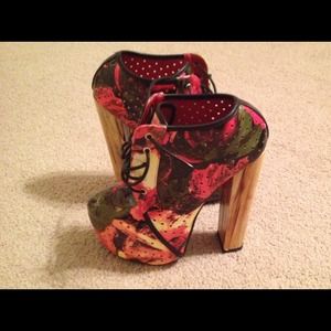 NWOT floral platform bootie