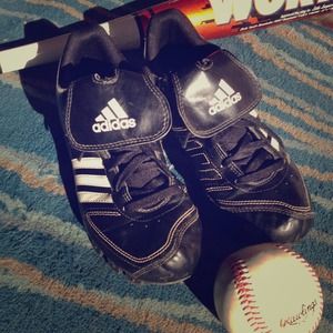 Youth baseball cleats