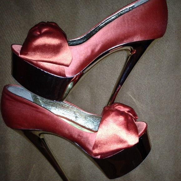 !! Steve Madden Bow Pump