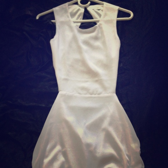 Backless dress traded - Picture 1 of 2