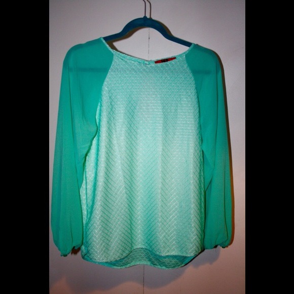 Turquoise top ✨