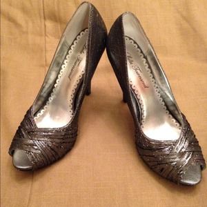 Lulu Townsend silver peep toe pumps 3" - size 8